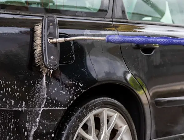 AGROLA, Waschanlage, SelfWash, Kundin wäscht Auto