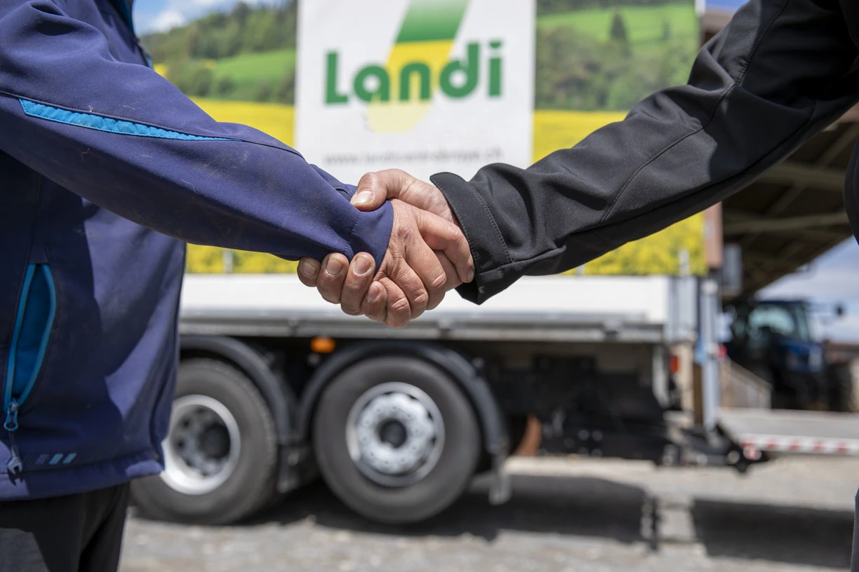 Agrar, Clos-up Händeschütteln vor LANDI Lastwagen