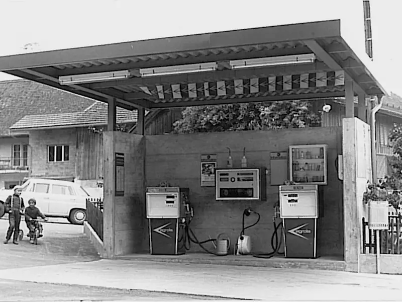 Die ersten AGROLA-Tankstellen entstanden, wie die hier abgebildete in Illnau im Zürcher Oberland. eine der ersten Tankstellen, AGROLA