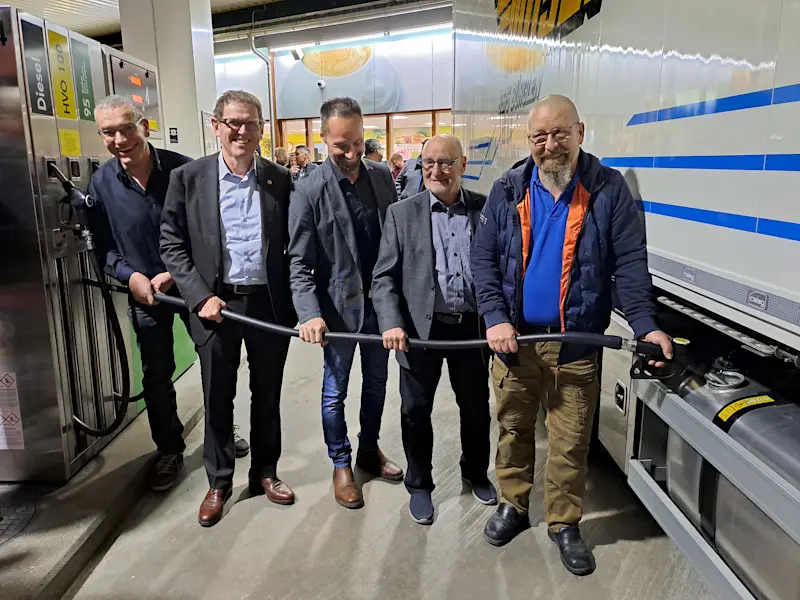 News Bilder Eröffnungsfeier HVO Tankstelle Betankung
