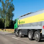 AGROLA Heizöl-Lieferung Tankwagen auf Landstrasse
