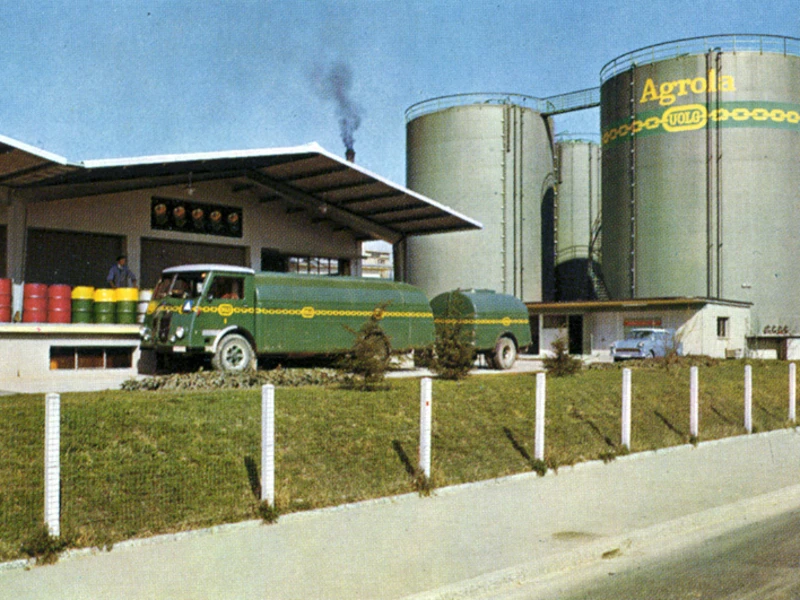 Dies ist das erste AGROLA-Depot in Grüze, einem Ortsteil von Winterthur, in den 50er- und 60er-Jahren. Das Benzin wurde den Bäuerinnen und Bauern früher in 100- oder 150-Liter-Fässern geliefert. Dann entstanden die ersten AGROLA-Tankstellen. AGROLA-Depot in Grüze, Winterthur
