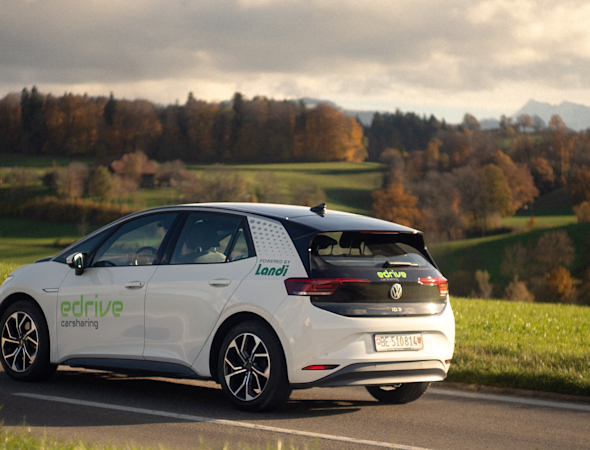 Energie edrive carsharing, Auto auf Landstrasse