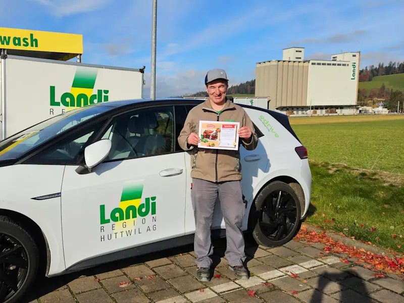 Der 2. Platz ging an Fritz Bähler. Er gewann einen Gratis Eintritt für die Ramseier Erlebniswelt für 4 Personen. Zusätzlich steht ihm das LANDI E-Drive Auto den ganzen Tag frei zur Verfügung. Medien (11).jpg