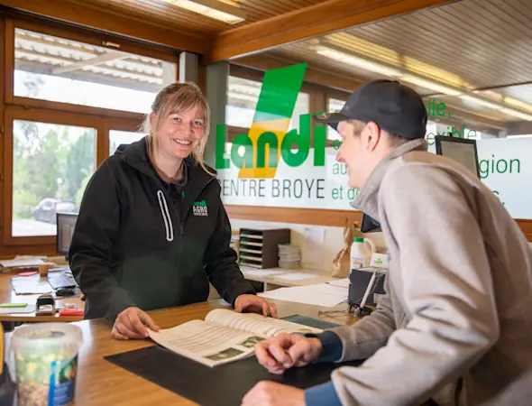 Agrar, Mitarbeiterin und Landwirt im Gespräch