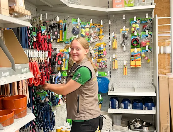 LANDI Laden, Lernende Elena Althaus beim Regaleinräumen