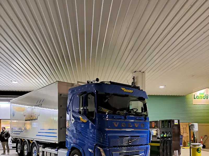 News Bilder Eröffnungsfeier HVO Tankstelle LKW