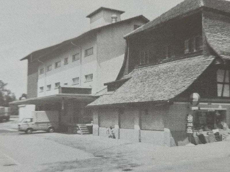 Altes Lagerhaus mit Büro und Verkaufsladen; Lagerhaus und Silo für die Mischfutterfabrikation Gebäude im Dorfzentrum Jegenstorf