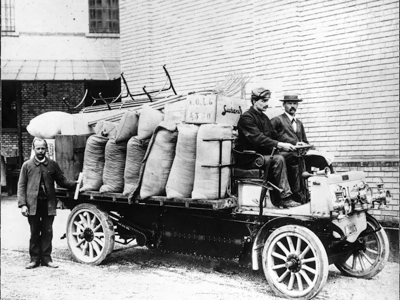Vom ehemaligen VOLG-Hauptsitz in Winterthur wurden 100 kg schwere Weizensäcke an die landwirtschaftlichen Genossenschaften geliefert. 100 kg schwere Weizensäcke werden ausgeliefert