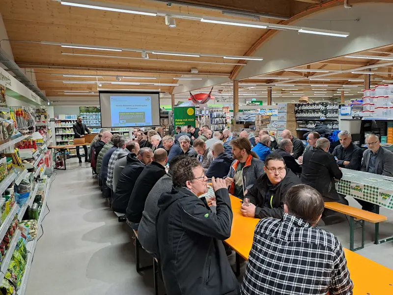 Eröffnungsfeier HVO-Tankstelle Gäste sitzend