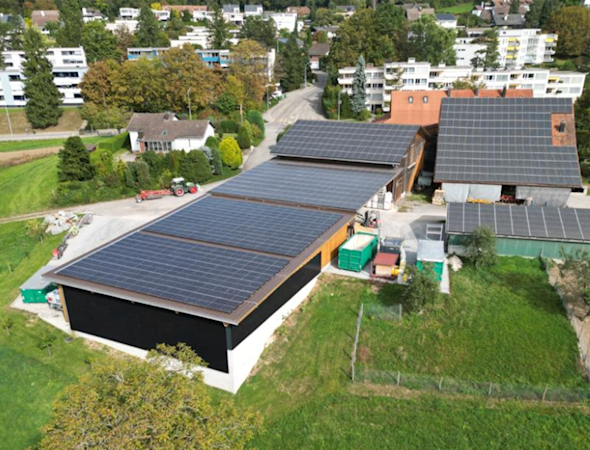 Maschinenhalle mit PV-Fassadenanlage von Hanspeter Baur.png