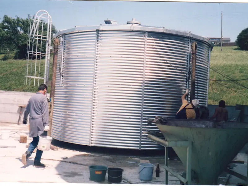 Erstellen von vier Blechsilos im Moos 1978 Foto Erstellung Blechsilos 1978