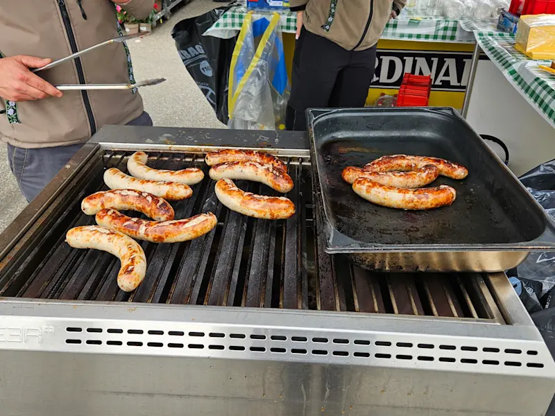 Für jeden gab es eine gratis Bratwurst mit einem Stück Brot. 20250509_130114.jpg