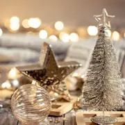 weihnachtshintergrund-mit-dekorativem-tannenbaum-und-dekordetails