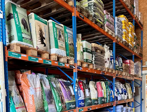 Grosse Auswahl an Pferdefutter