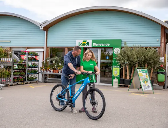 LANDI Centre Broye, Mitarbeiterin mit Kunde, Beratung Velo
