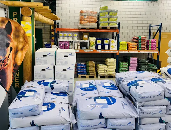 Futter und Einstreu für Pferde