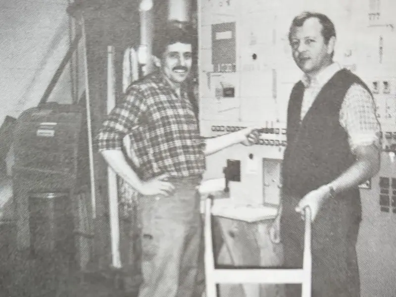 B. Schori und Ch. Rohrer vor dem Schaltpult der Mühle 1982 B. Schori und Ch. Rohrer vor dem Schaltpult der Mühle 1982