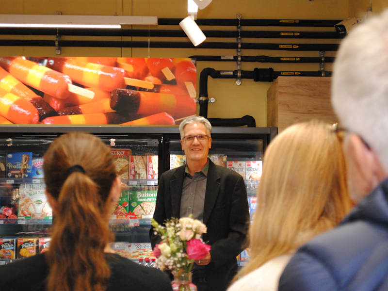 Lukas Landolt begrüsst die Gäste am Vorabend der Ladeneröffnung. Wiedereröffnung Volg Wagenhausen - Bild 1