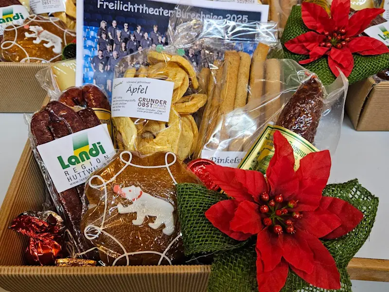 Jeder Mitarbeitende bekam ein leckeres Geschenk. Medien (43).jpg