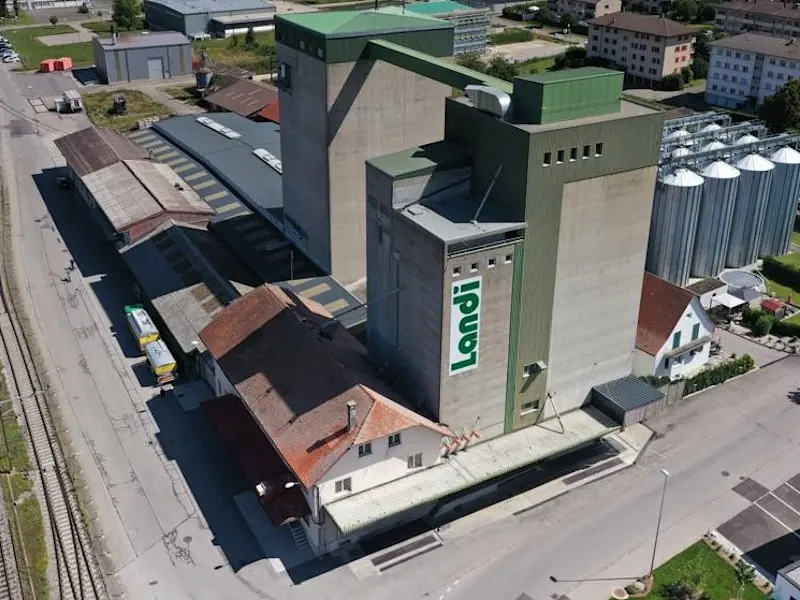 Photo aérienne du site LANDI Broye-Vully SA, place de la Gare 14, 1580 Avenches Tableau du moulin