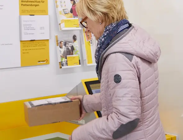 Post Volg Mögenwil, Kundin gibt Paket auf