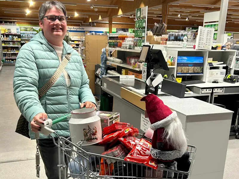 Die Gewinner des LANDI Mitarbeiter Wettbewerbes haben ihre Gewinne eingelöst. Daniela Howald, Gewinnerin vom 1. Preis, durfte 3 Minuten durch den LANDI Laden rennen und ihren Einkaufswagen füllen. Image (26) (1).jpg