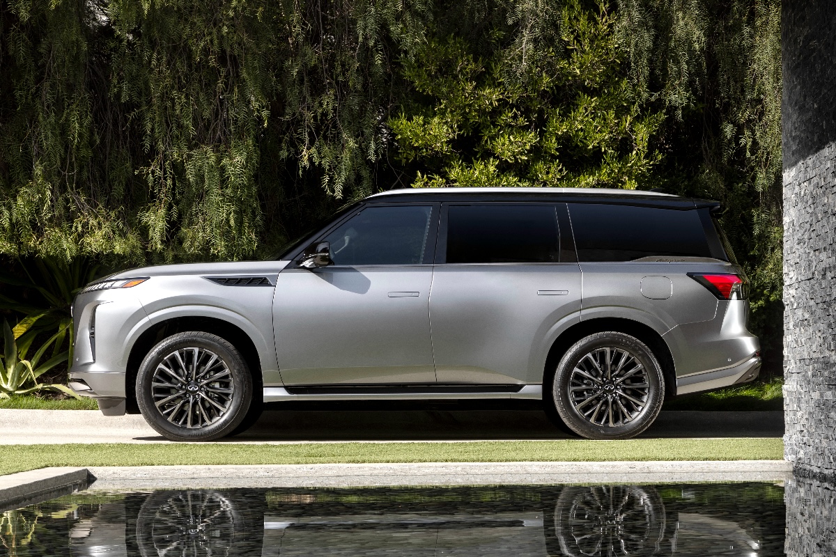 2027 Infiniti QX80 side