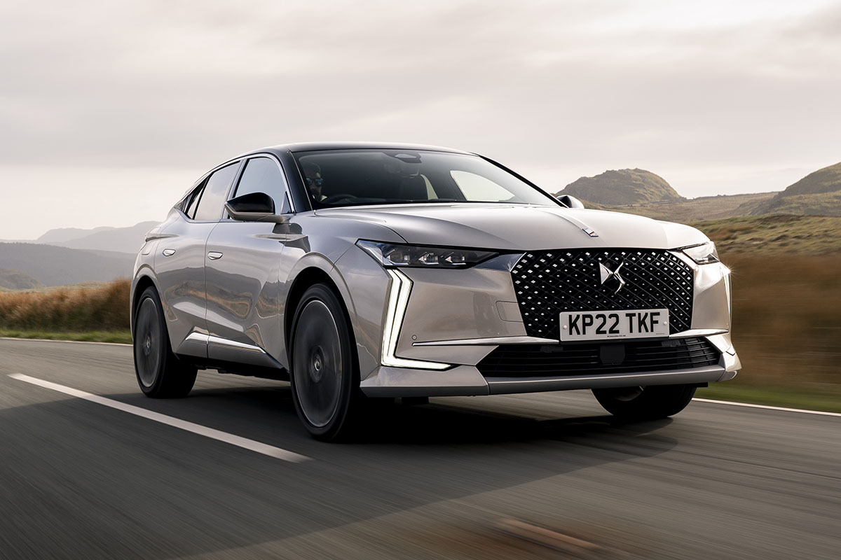 DS4 Cross front driving