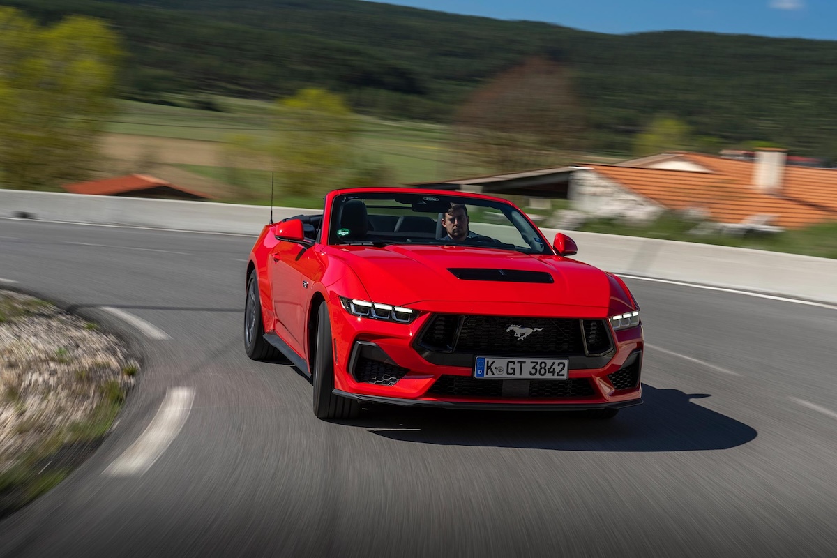 2025 Ford Mustang Cabriolet front