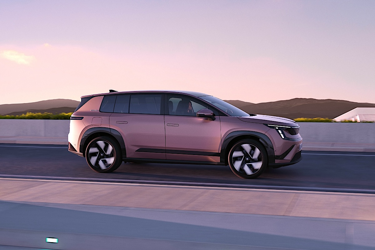 2026 Skoda Peaq driving 1