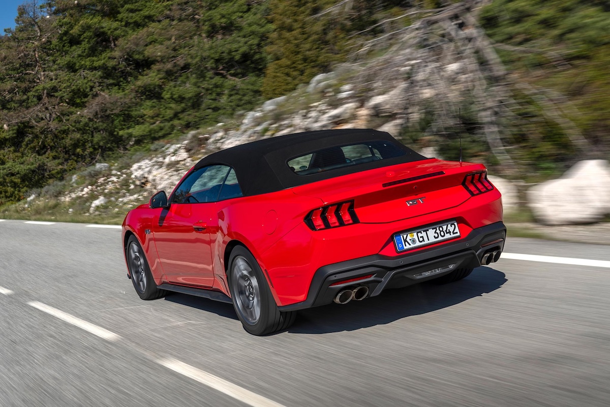 2025 Ford Mustang Cabriolet front rear