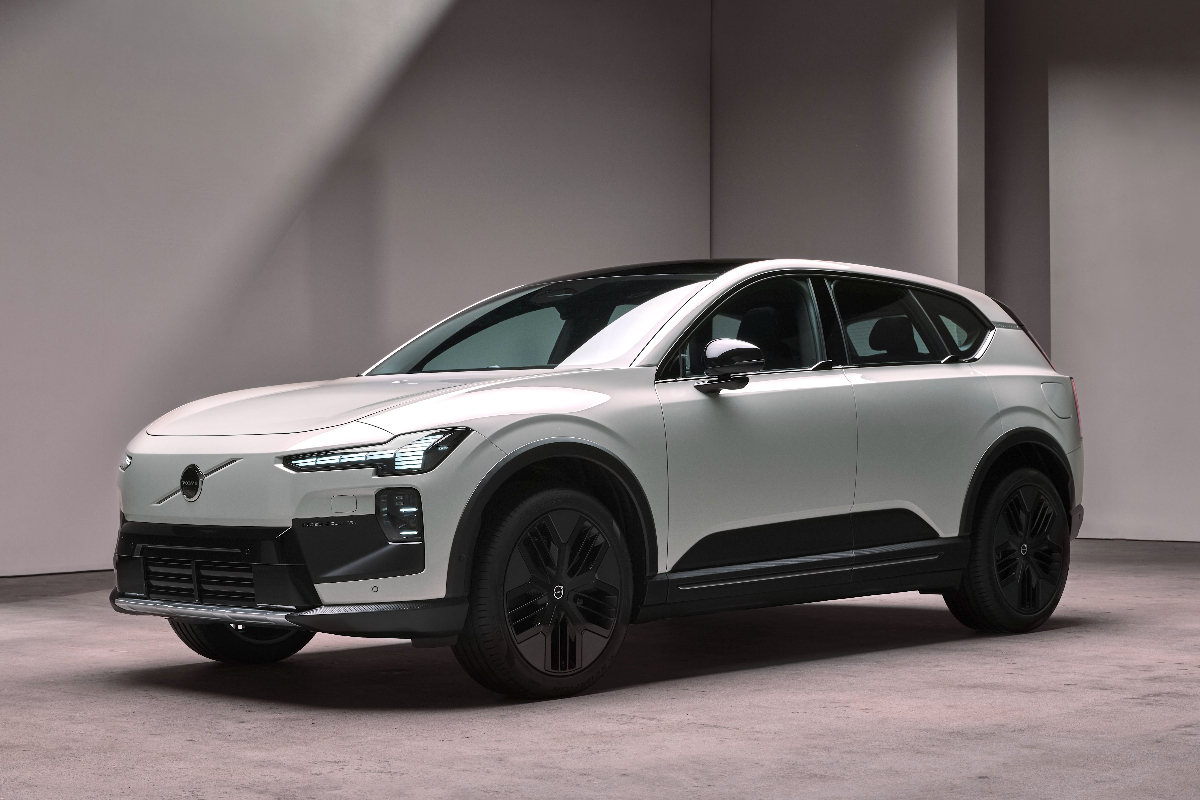 2026 Volvo EX60 Cross Country front 3 4 2(1)