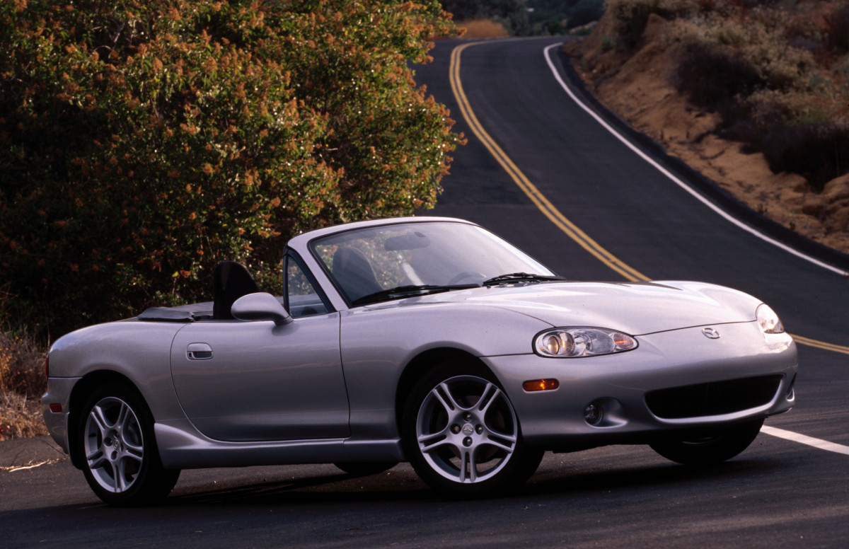 2004 Mazda MX-5 Miata front-3-4-beauty-2