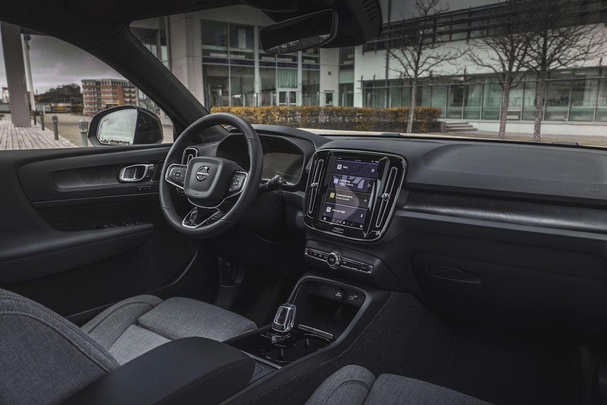 2025 Volvo EX40 Preview - interior