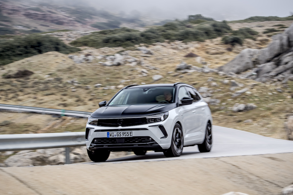 Vauxhall Grandland GSe front corner