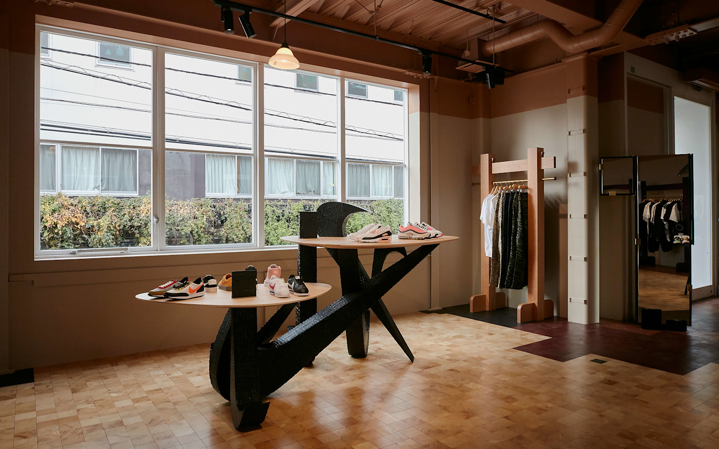 //images.ctfassets.net/ccy6kwuywx2u/7KnqTrnkSk8uloiwFaSBsl/d352034c17094ac1a8b538defa448038/Sneakersnstuff-Tokyo-18_background.jpg