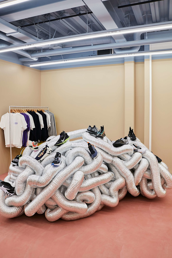//images.ctfassets.net/ccy6kwuywx2u/7b9YJiv9UyB1x6T6jRIp8U/72e8ee696247cad83a3109442b4957f4/Sneakersnstuff-Tokyo-26.jpg