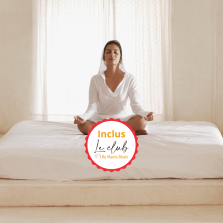 photo d'une femme sur un lit en position de méditation couleur dominante blanche