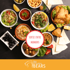 photo carrée avec des assiettes de mezze libanais, cuisine libanaise, logo mama bears sur fond jaune