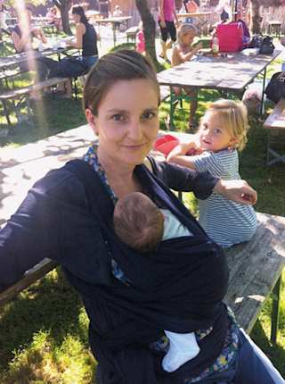 Mutter im Park mit ihren zwei Kindern