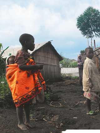 Kongolesisches Kind trägt auf dem Rücken ihr kleines Schwesterchen