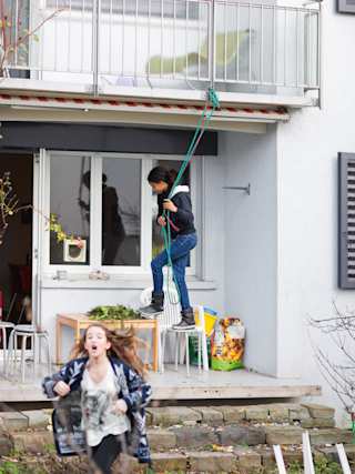 Kinder spielen vor dem Haus