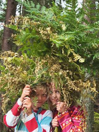 Kinder verstecken sich im Wald
