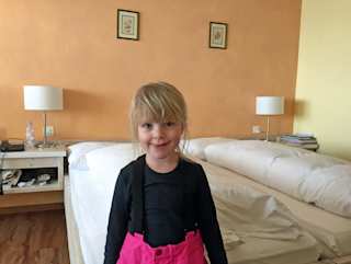 Ein Mädchen im Hotelzimmer
