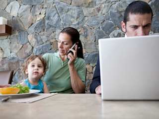 Familie mit Kind und Computer