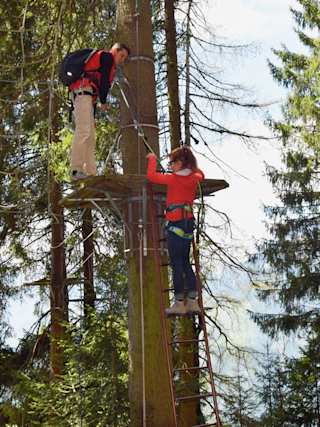 Mann und Frau im Klettergarten