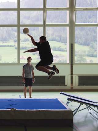 Kinder Trainieren in der Turnhalle