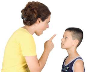 Mutter schimpft Sohn