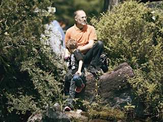Mann mit Kind am Fluss